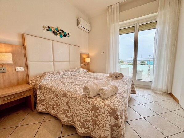 Doppelzimmer, Balkon, Meerblick | Zimmersafe, Bettwäsche