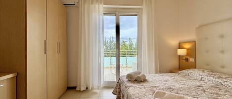 Triple Room, Terrace, Sea View | Peti besi dalam bilik, cadar katil