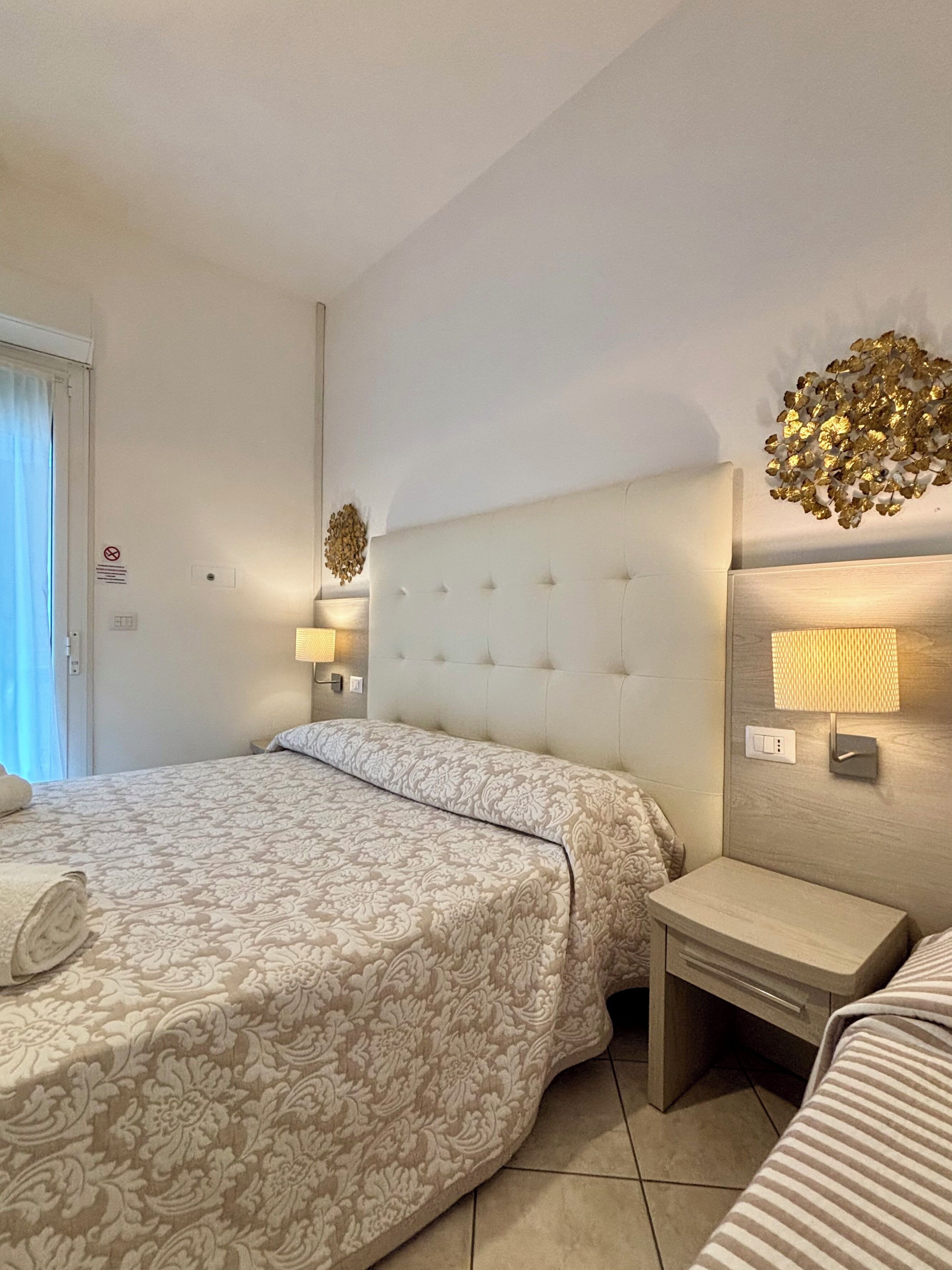 In-room safe, bed sheets