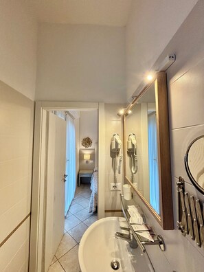 Dreibettzimmer, Balkon, eingeschränkter Meerblick | Badezimmer | Dusche, kostenlose Toilettenartikel, Haartrockner, Handtücher