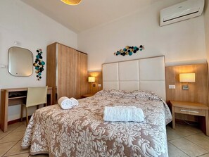 Chambre Double, terrasse, vue mer | Coffres-forts dans les chambres, draps fournis