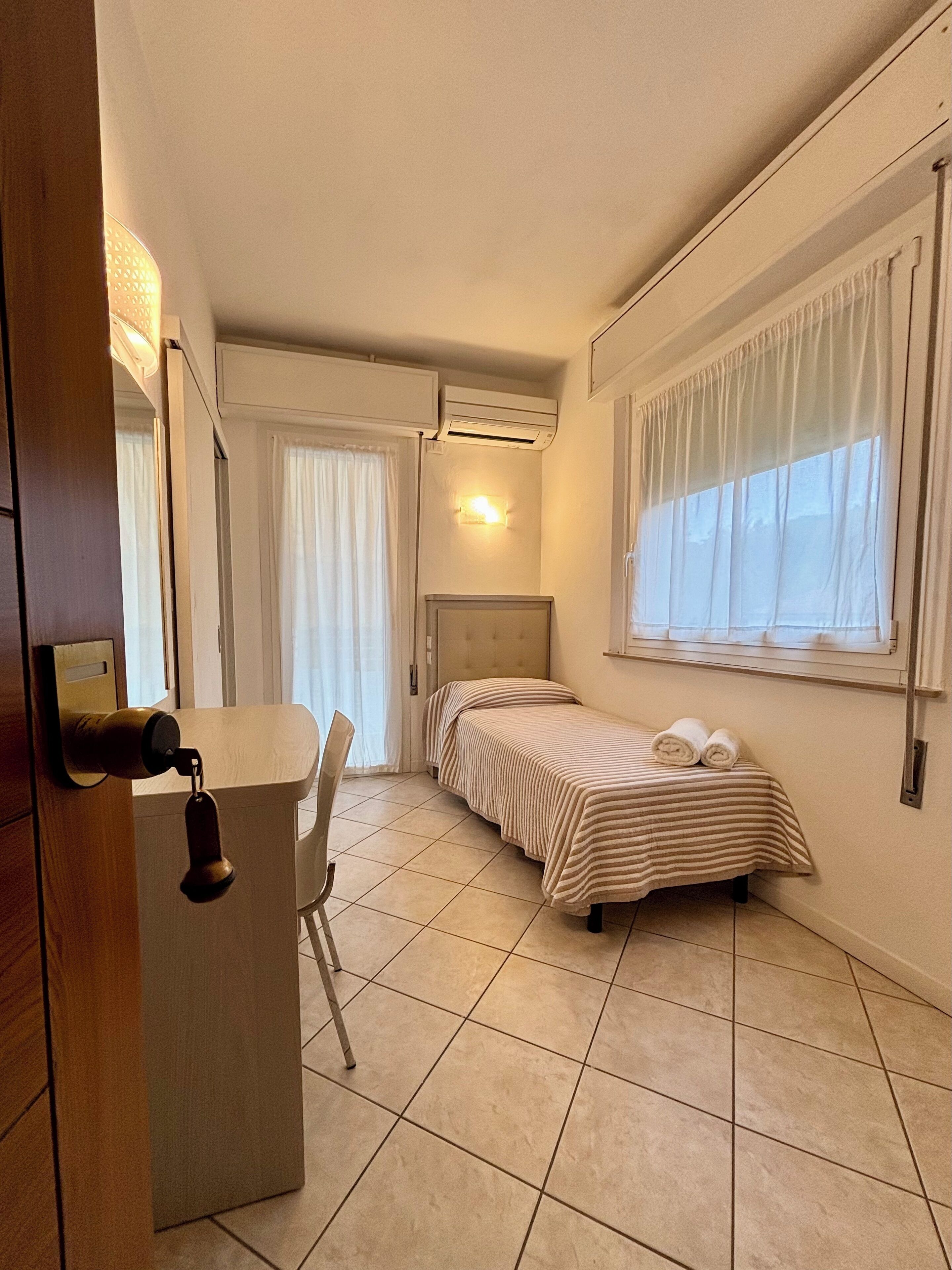 In-room safe, bed sheets