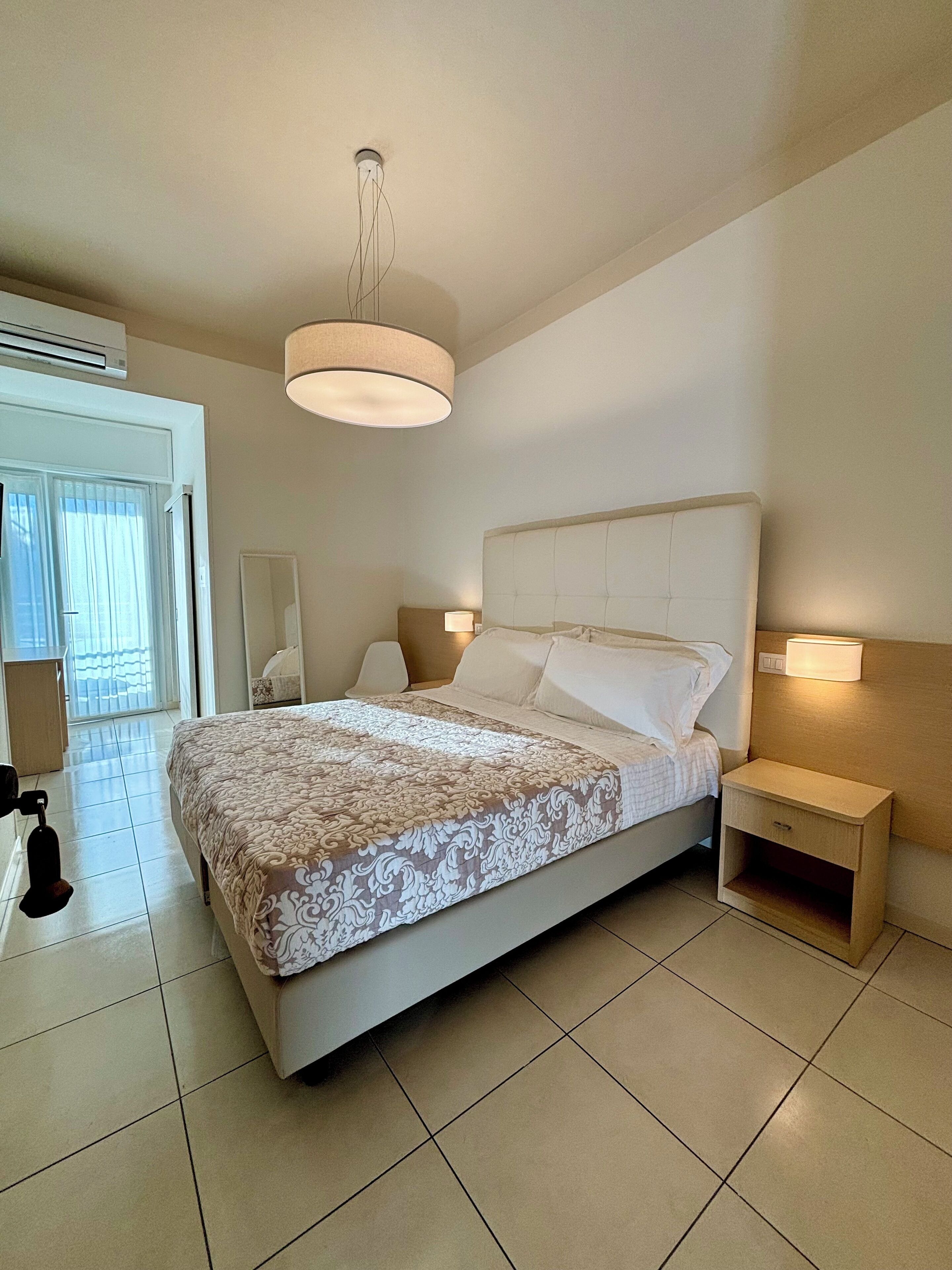 Kahden hengen huone, parveke | Tallelokero huoneessa, vuodevaatteet