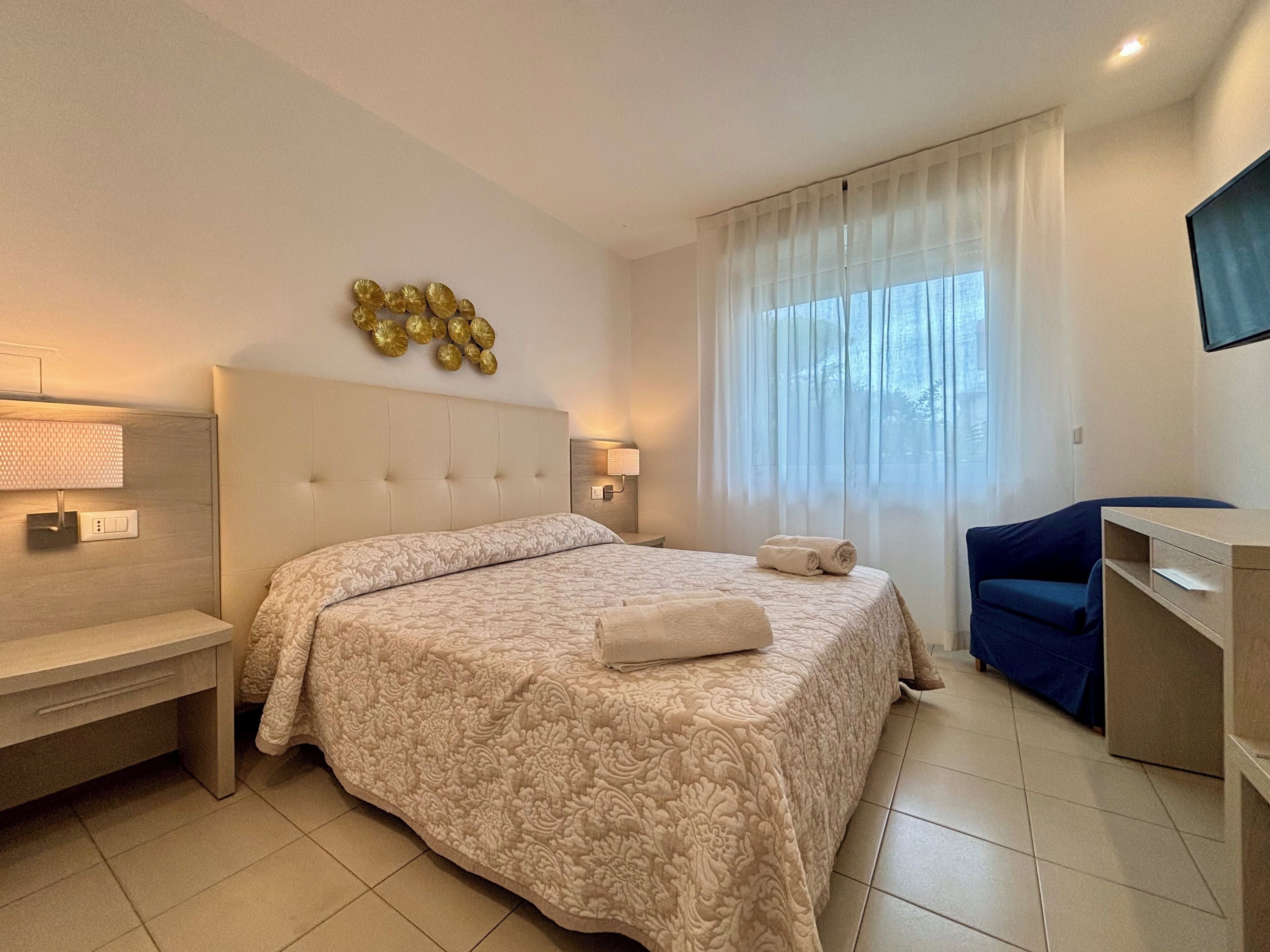 In-room safe, bed sheets