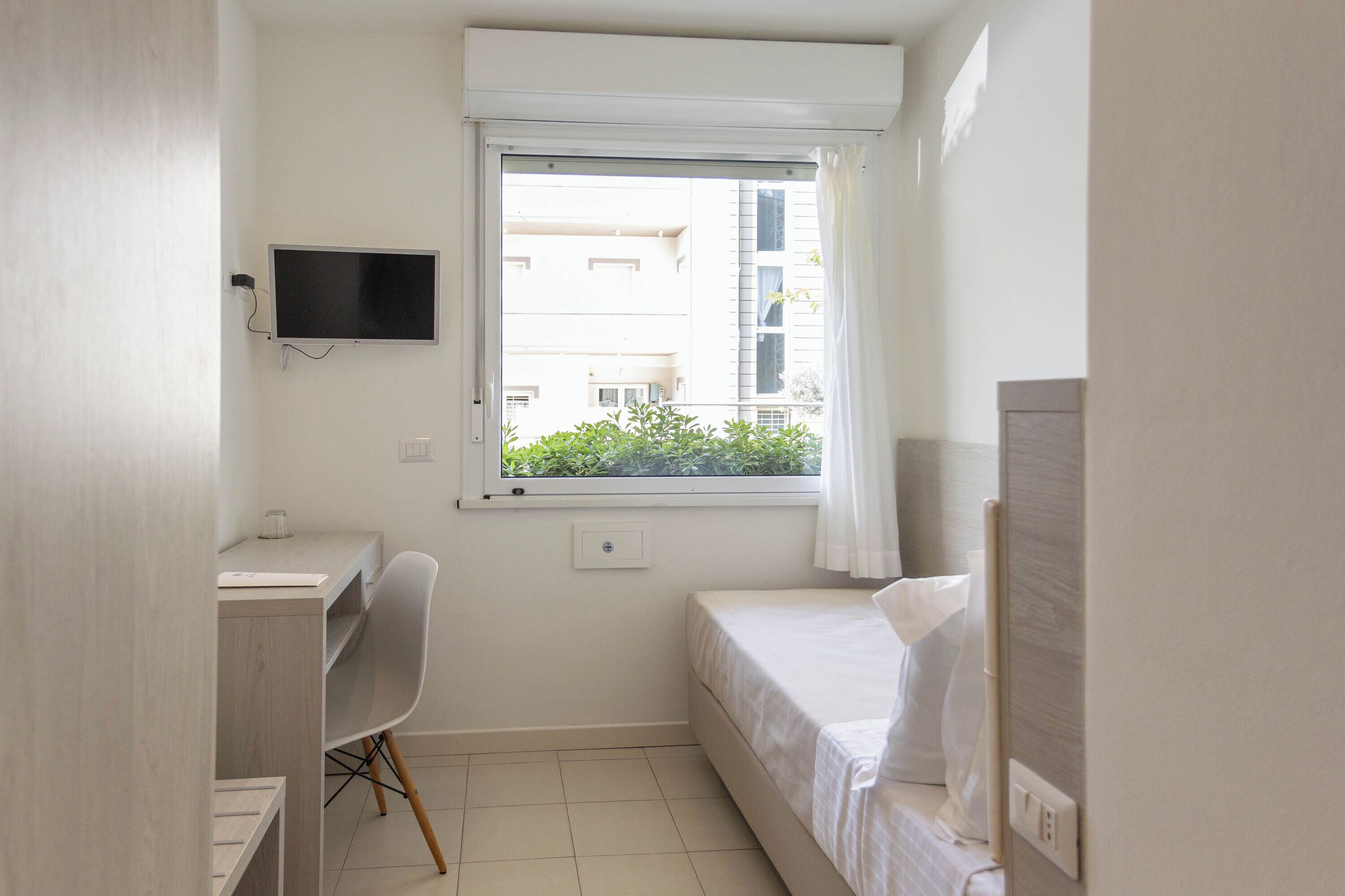 Single Room | In-room safe, bed sheets