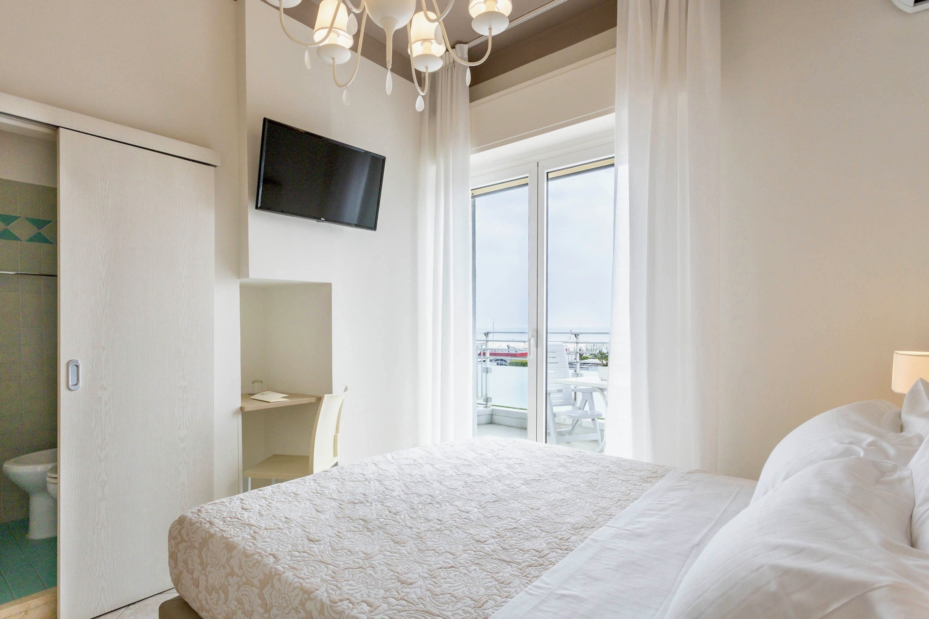 Classic Double Room, Balcony, Sea View | In-room safe, bed sheets