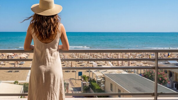 A balcony with a view of the beach and cityscape. - Alda Seaview Hotel (Cervia)