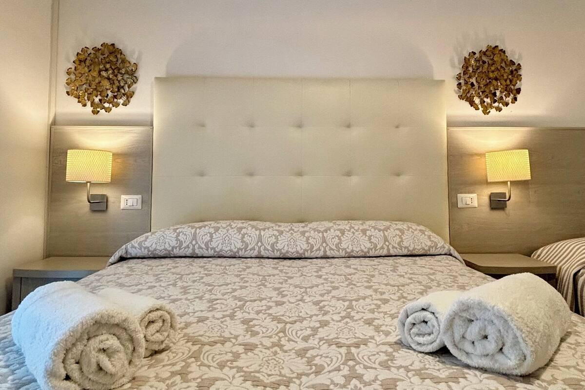 In-room safe, bed sheets