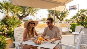 Free daily continental breakfast