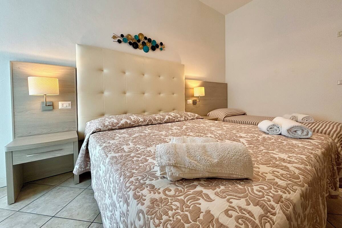 Caja de seguridad en la habitación y ropa de cama