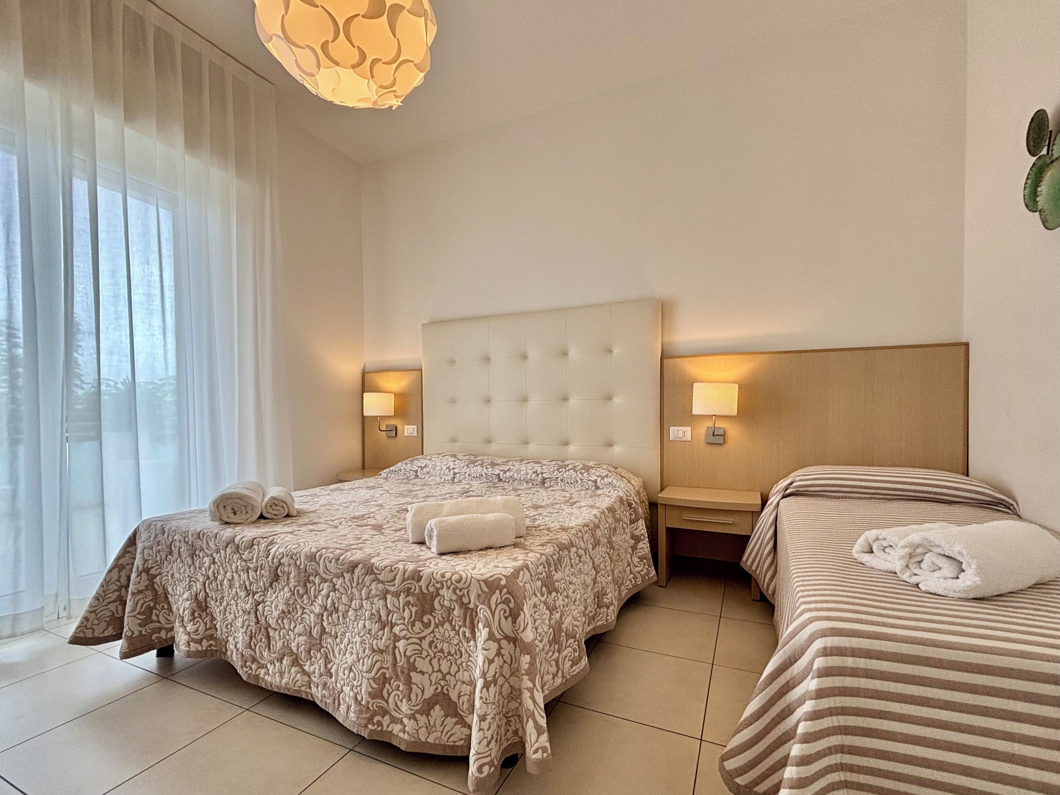 In-room safe, bed sheets