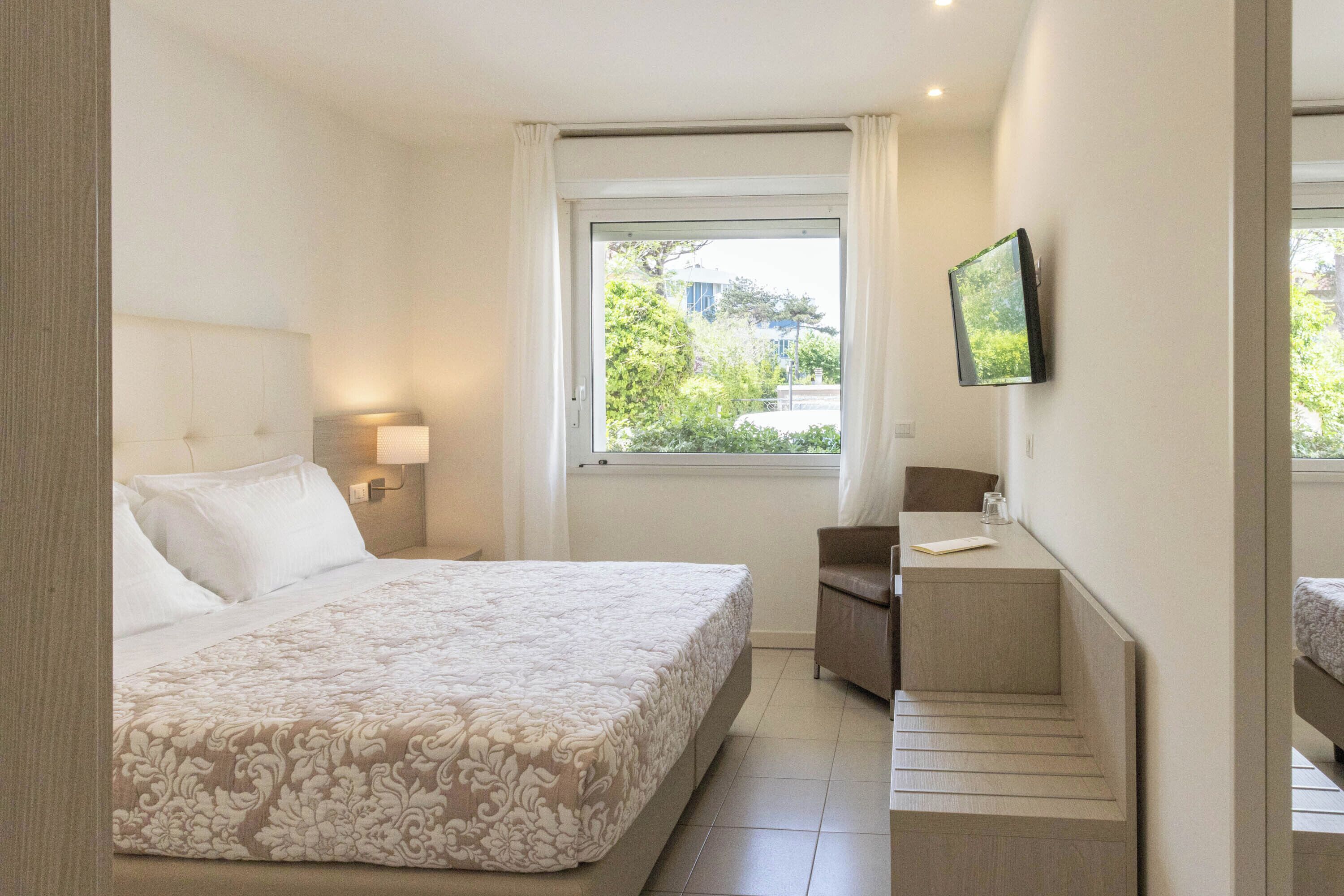 Double Room | In-room safe, bed sheets