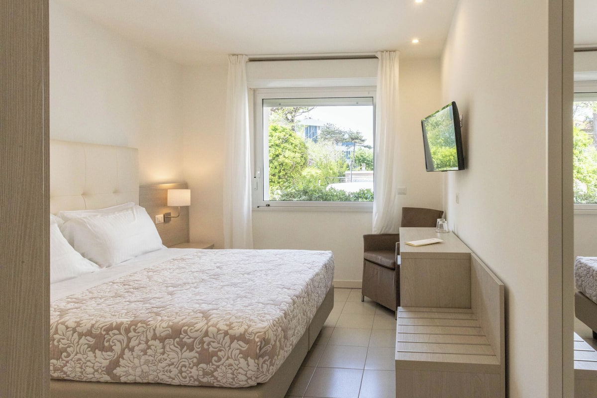 Caja de seguridad en la habitación y ropa de cama