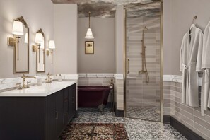 Dusche, Handtücher, Shampoo