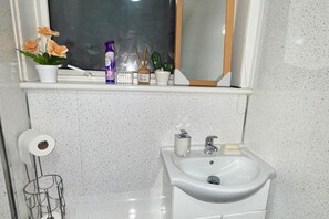 ฝักบัว, ไดร์เป่าผม, ผ้าเช็ดตัว