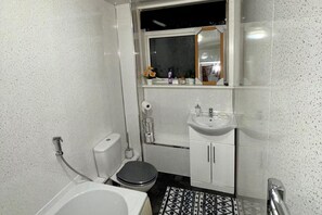 Shower, hair dryer, towels - 2 Bedroom Apartment - Sleeps 4, Free Parking, Wifi (Glasgow)