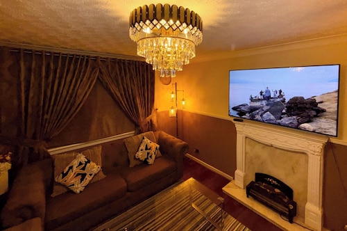 2 Bedroom Apartment - Sleeps 4, Free Parking, Wifi