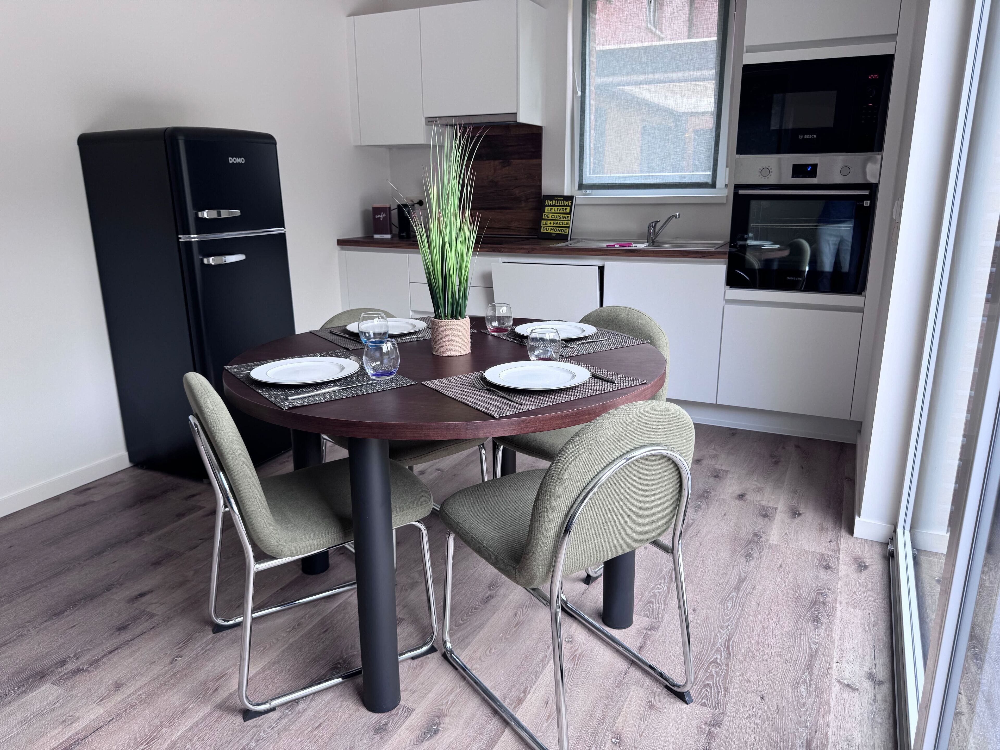 Een koelkast, een microgolfoven, een oven, een kookplaat