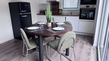 Réfrigérateur, micro-ondes, four, plaque de cuisson