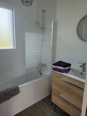 Secador de cabelo, toalhas de banho, sabonete, papel higiênico