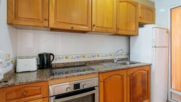 Een koelkast, een microgolfoven, een oven, een kookplaat