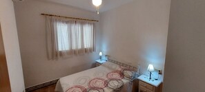 2 عدّة غرف نوم ومكواة/لوح كي وواي فاي وملاءات أسرّة