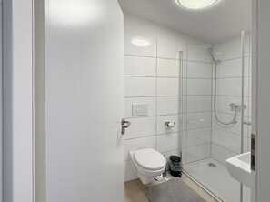 Secadora de cabello, bidet, toallas, papel de baño 