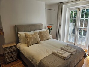 2 bedrooms, iron/ironing board, Internet, bed sheets - Notting Hill Charming Garden Retreat. Sleeps 4 (London)