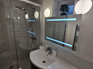 Dusche, Haartrockner, Handtücher, Seife