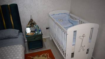 4 bedrooms, iron/ironing board, free WiFi, bed sheets