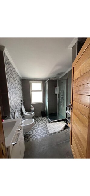 Shower, hair dryer, towels, soap - Furnished villa with pool and garden for rent (Bir Rami)