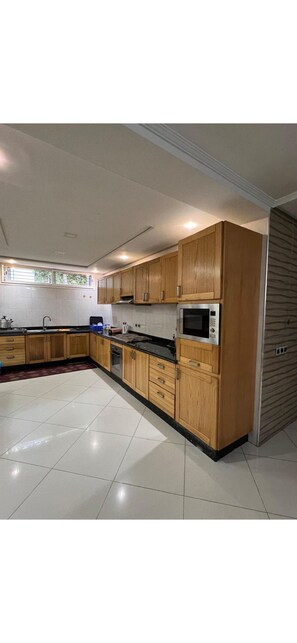 Private kitchen - Furnished villa with pool and garden for rent (Bir Rami)