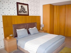 4 bedrooms, iron/ironing board, free WiFi, bed sheets