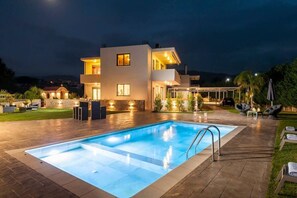 Outdoor pool - Amaen Luxury House with Private Pool (Perivolia)
