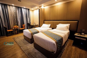 Habitación con 2 camas individuales, balcón, vistas a la ciudad | Sistema de insonorización, tabla de planchar con plancha, wifi gratis