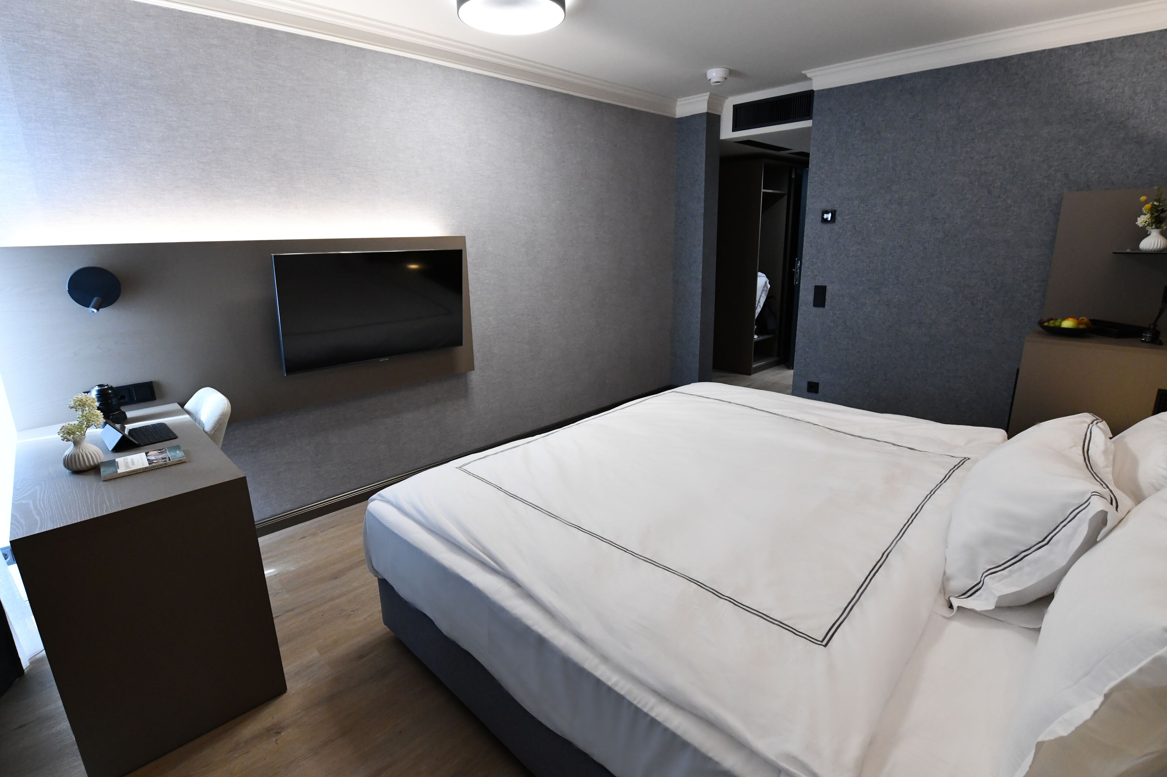 Superior dubbelrum - balkong | Värdeförvaringsskåp på rummet, skrivbord och mörkläggningsgardiner