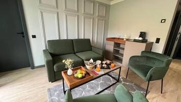 Suite, Balkon | Wohnbereich | 32-Zoll-LCD-Fernseher mit Kabelempfang