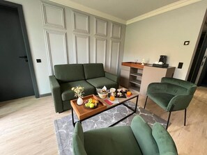 Suite, balkon | Woonruimte | Een 32-inch lcd-televisie met kabelzenders