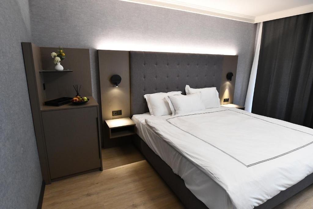 Hypo-allergenic bedding, minibar, in-room safe, desk