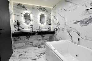 Bathroom - Resort Hotel Sonnenhof Grafenau (Grafenau)