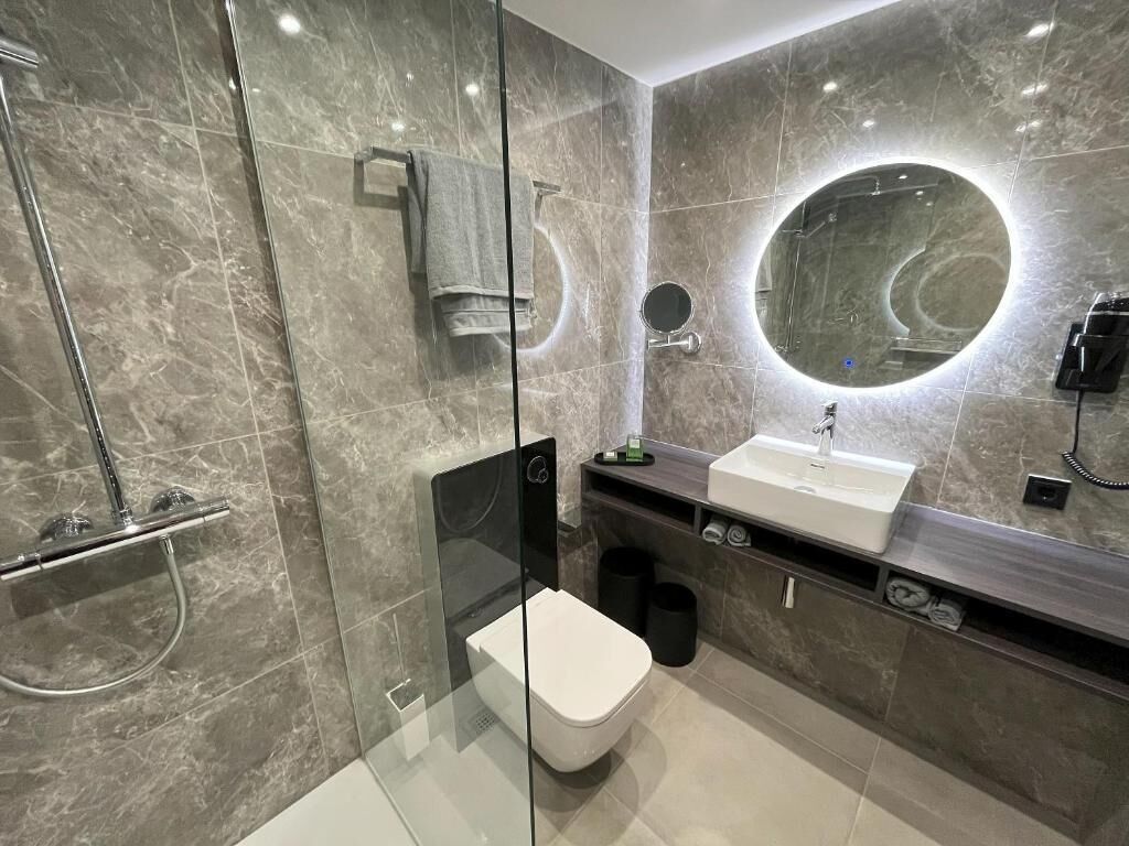 Kostenlose Toilettenartikel, Haartrockner, Hausschuhe, Handtücher