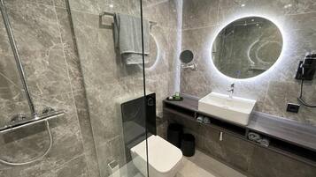 Kostenlose Toilettenartikel, Haartrockner, Hausschuhe, Handtücher