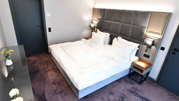 Suite Deluks, balkon | Brankas, meja kerja, tirai kedap cahaya, dan kedap suara