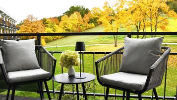 Zimmersafe, Schreibtisch, Verdunkelungsvorhänge, schallisolierte Zimmer