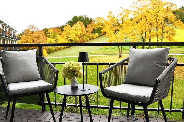 セーフティボックス (室内)、デスク、遮光カーテン、防音設備