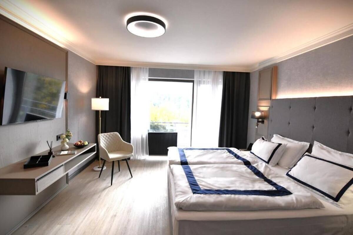 Comfort dubbelrum - balkong | Allergitestade sängkläder, minibar och värdeförvaringsskåp på rummet