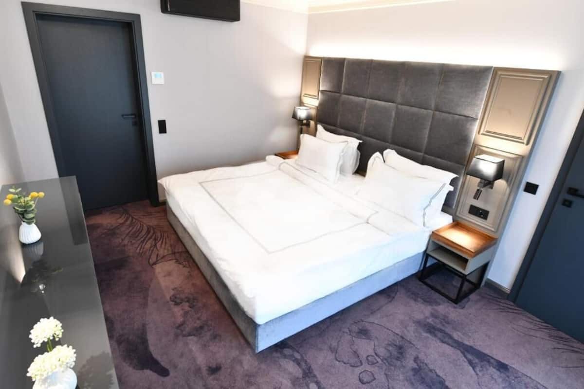 Suite, balcon | Literie hypoallergénique, minibar, coffre-fort, bureau