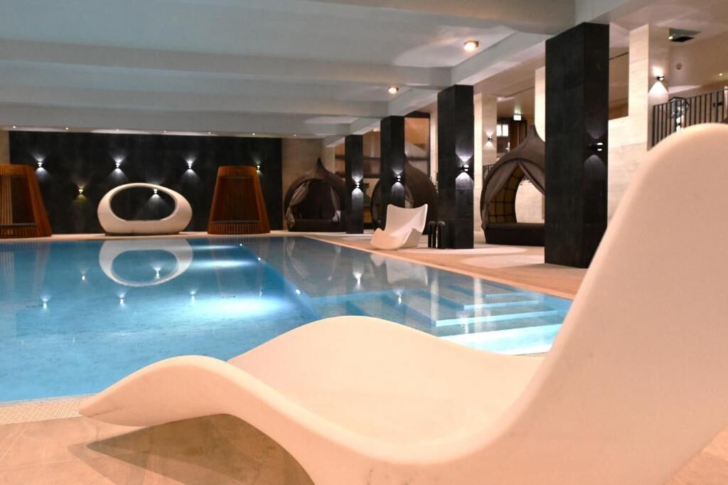 Innenpool, geöffnet von 07:00 Uhr bis 21:30 Uhr, Liegestühle