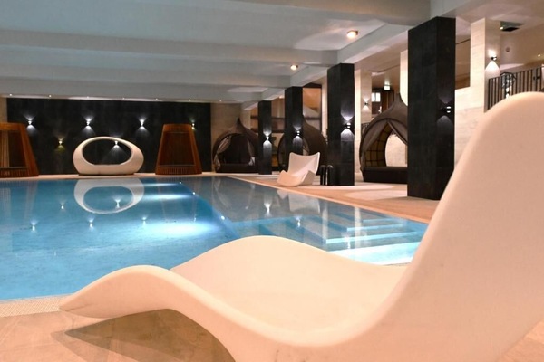 Indoor pool, outdoor pool, open 7:00 AM to 9:30 PM, pool loungers