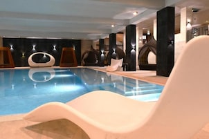 Una piscina techada, una piscina al aire libre